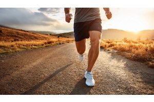 Hardloper op een zonnige landweg in de natuur, symbool voor sport, uithoudingsvermogen en spierherstel met magnesium