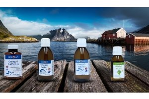 Norsan Omega-3 supplementen – capsules en vloeibare oliën (Total, Arktis, Vegan) met Noors fjordenlandschap op de achtergrond. Productfoto voor Meditech Europe.