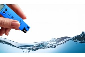 Hand met digitale TDS-meter controleert waterkwaliteit – TDS meten voor zuiver drinkwater bij Meditech Europe