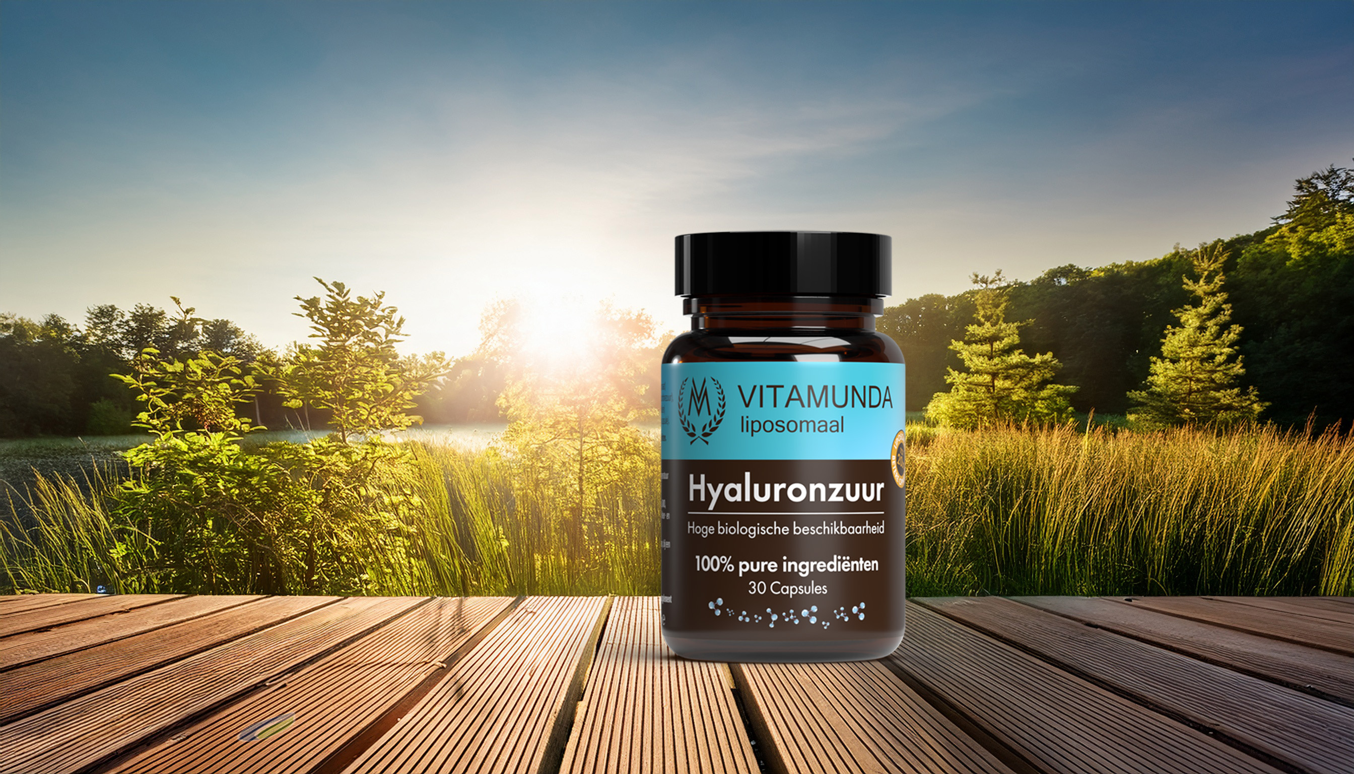 Vitamunda Liposomale Hyaluronzuur supplement potje op een houten vlonder bij zonsopgang in een natuurlijk landschap – productfoto bij blog Meditech Europe.