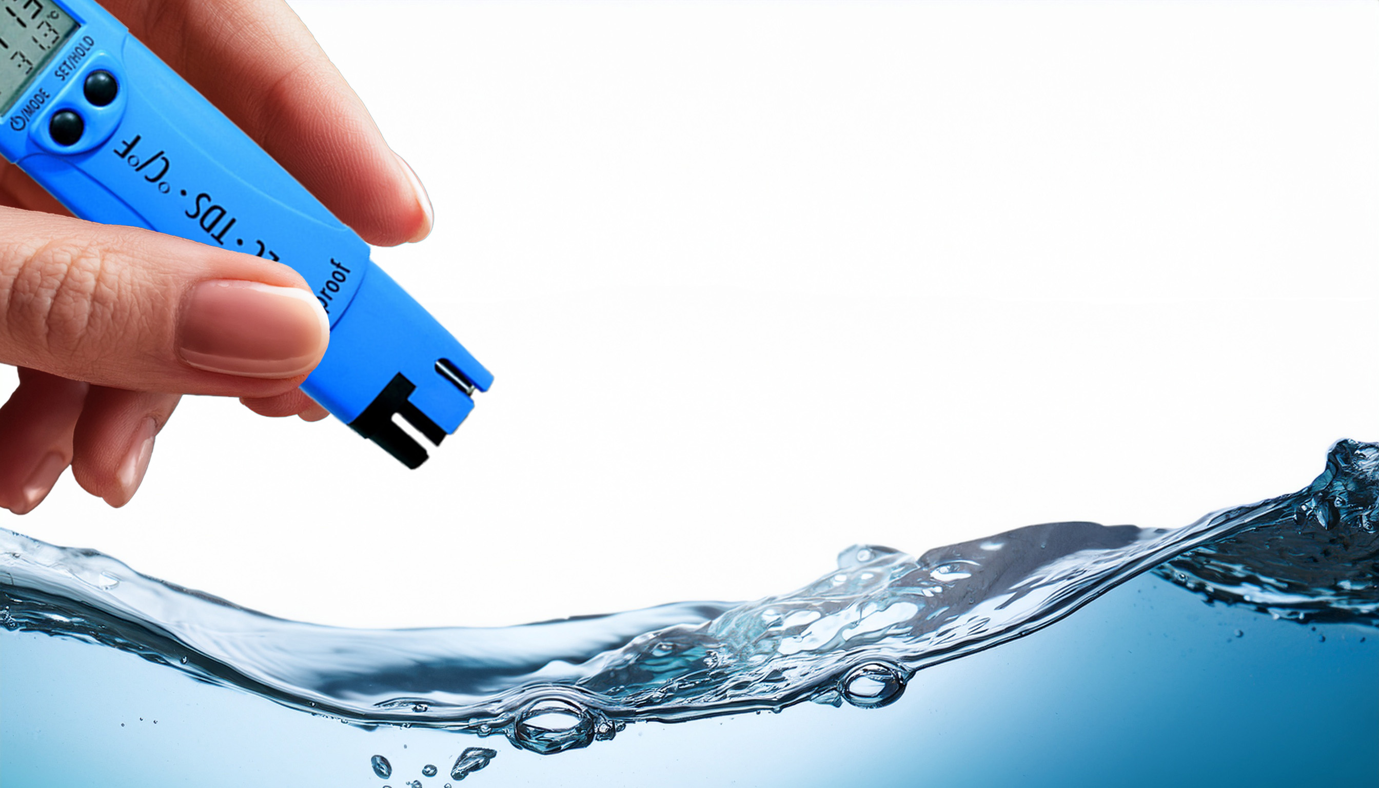 Hand met digitale TDS-meter controleert waterkwaliteit – TDS meten voor zuiver drinkwater bij Meditech Europe